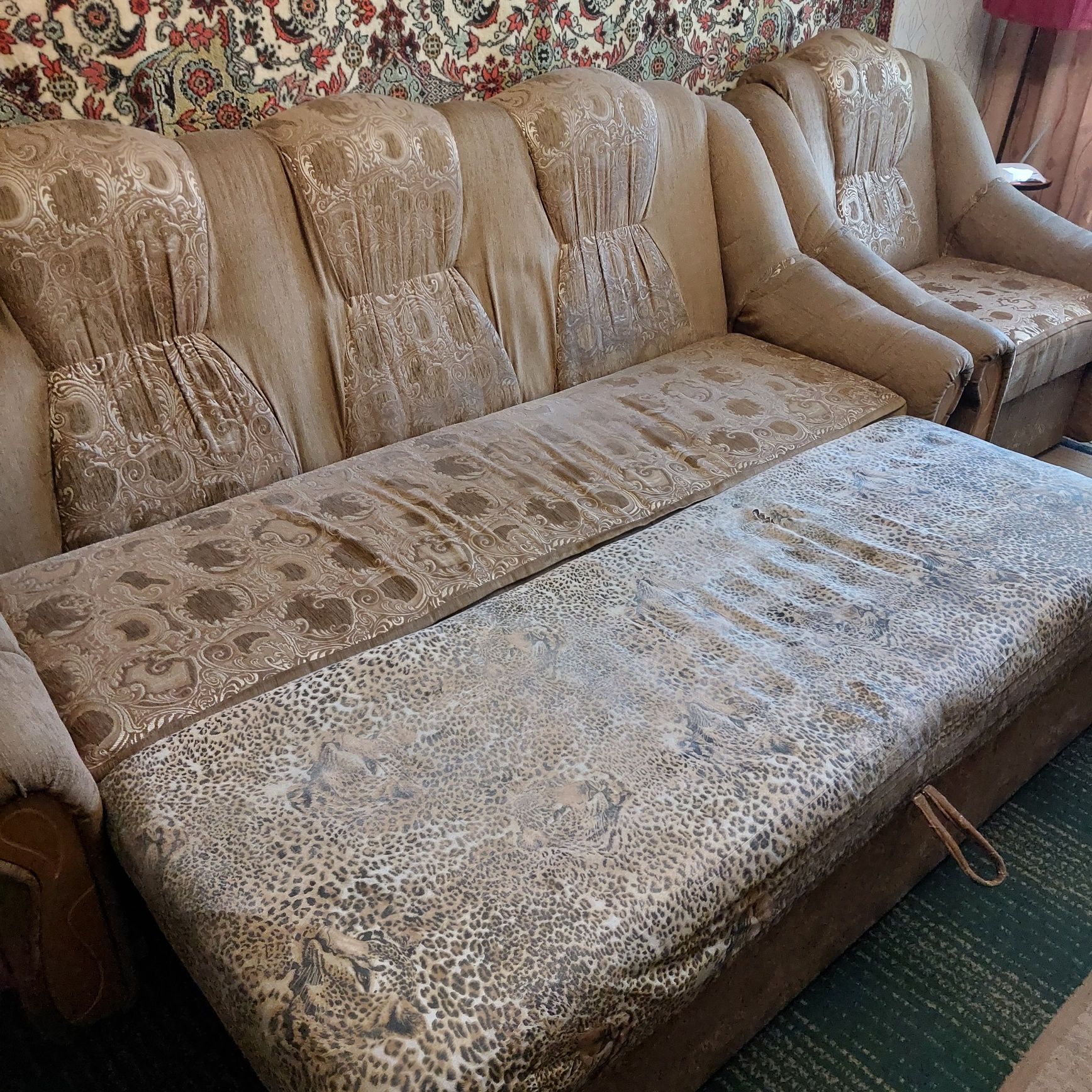 Диван з кріслом.