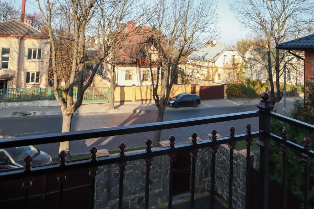 Будинок з сучаним ремонтом та технікою під представництво, офіс