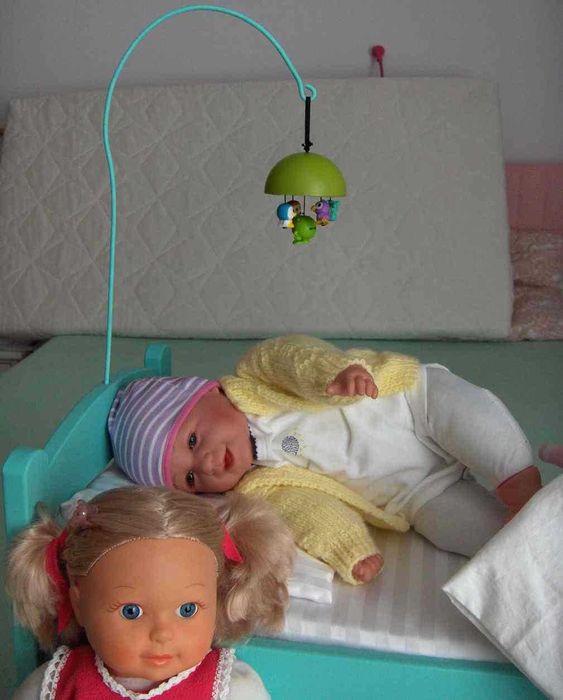 Łóżeczko z pościelą i karuzelką dla lalek Ikea Duktig +3 lalki