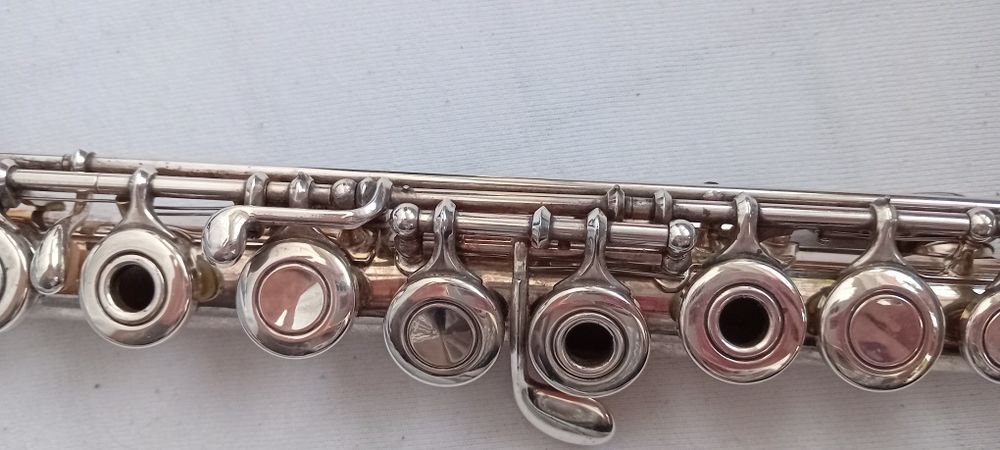 Flet poprzeczny yamaha z otwartymi klapami