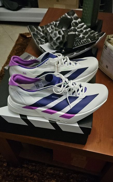 Adidas Adizero Adios Pro 4 número 43
Novas e originais, erro no tamanh