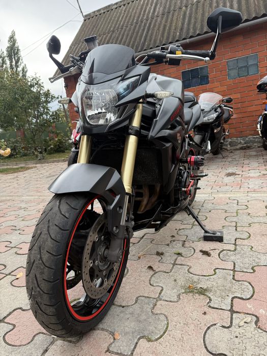 Suzuki GSR750 yoshimura