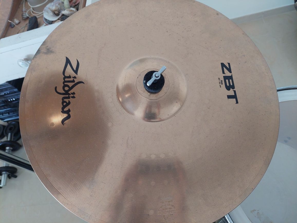 Tama ImperialStar com pratos tripés e banco