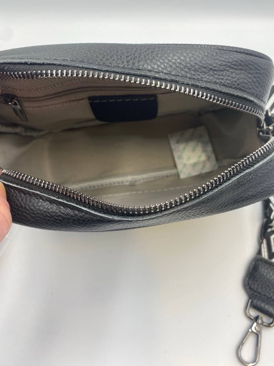 Torba damska czarna.  2 paski z różnymi wzorami.  Długość 22 cm. Wysok