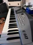 Roland E-60 – Teclado Arranjador Profissional em Bom Estado