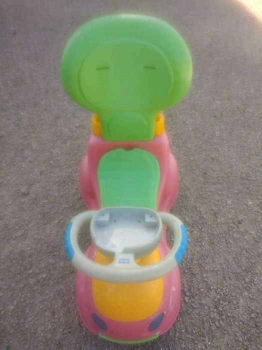 Carrinho da Chicco para crianças, com porta luvas.