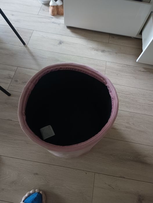 Pufa że schowkiem na zabawki. Smuxee.