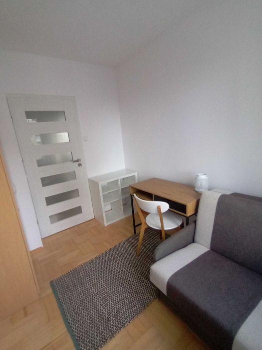 Pokój w jasnym mieszkaniu