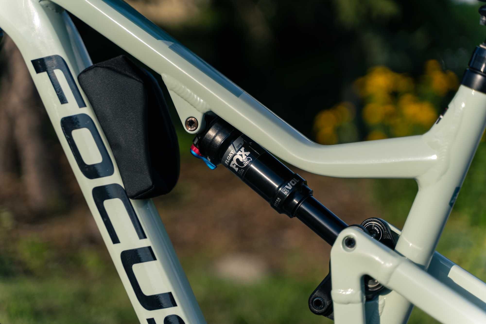 Focus Jam 6.9 2022 (Fox 36, Shimano deore xt, novatec, race face)