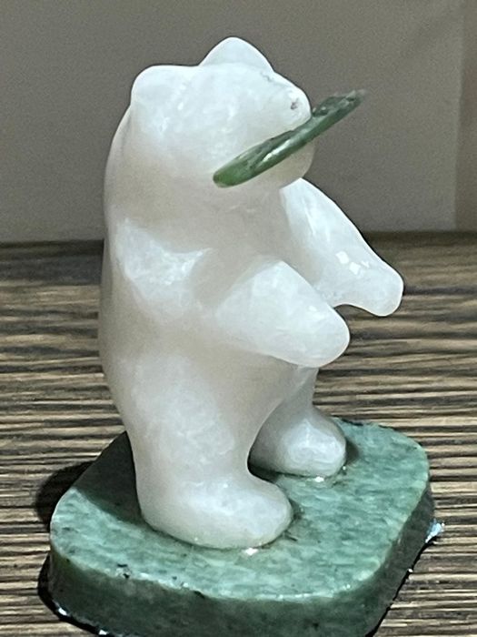 Мраморный медведь с нефритовыми элементами