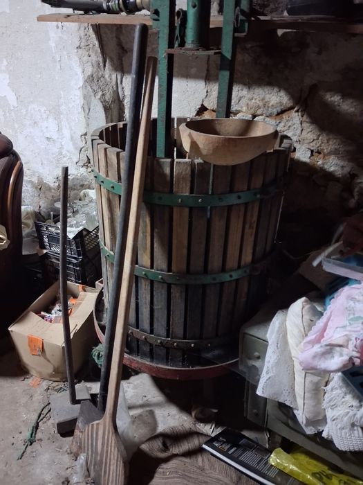 Prensa de uvas com pouco uso + pipos + adereços