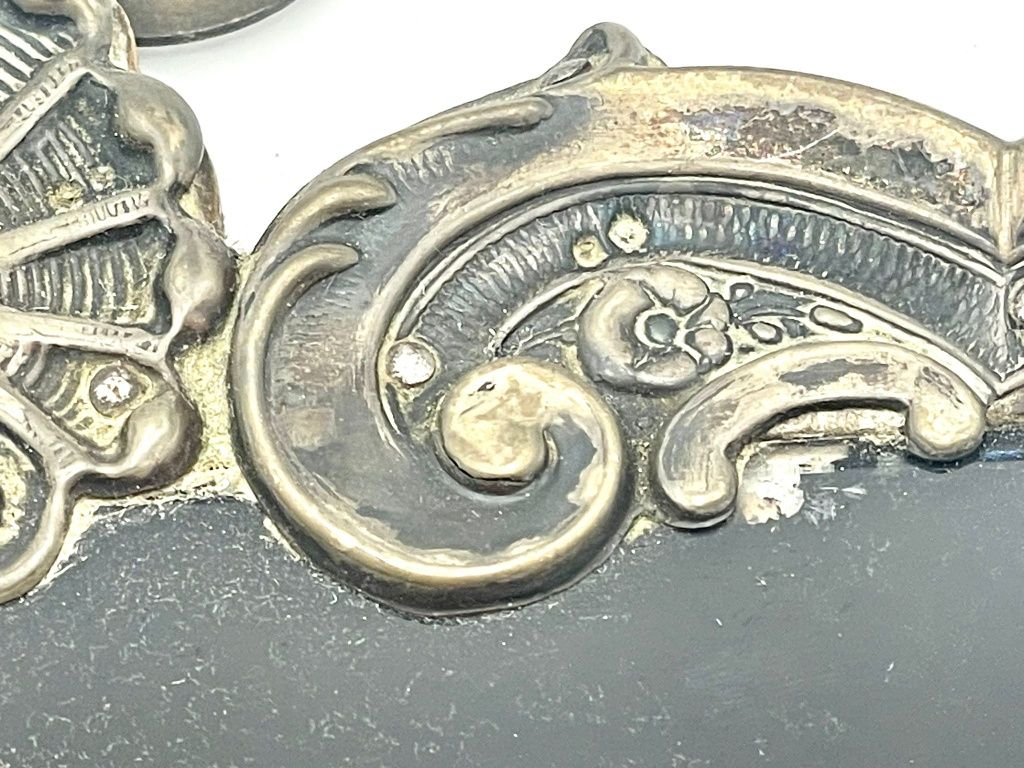 Placa com incrustações em prata antiga