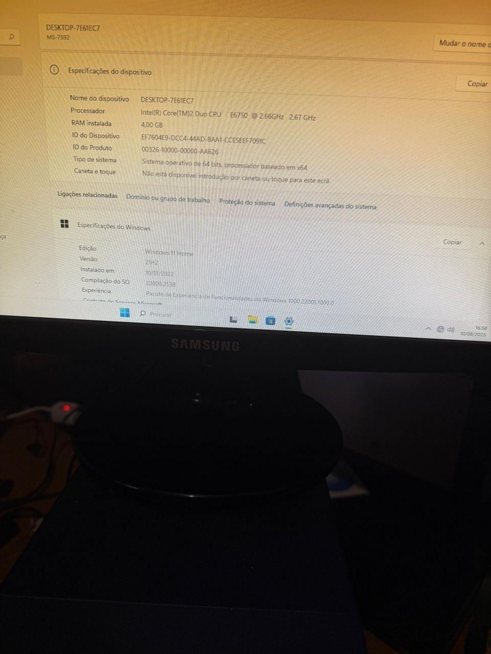 Computador fixo, com rato , teclado e monitor