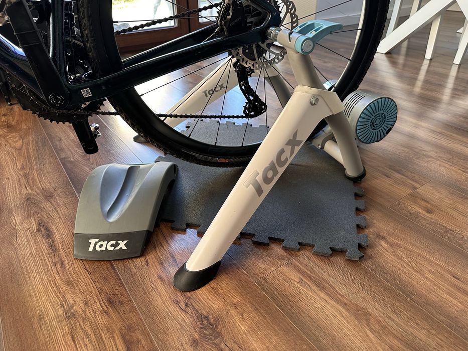 Tacx Flow Smart T2240 – interaktywny trenażer rowerowy (wheel-on)