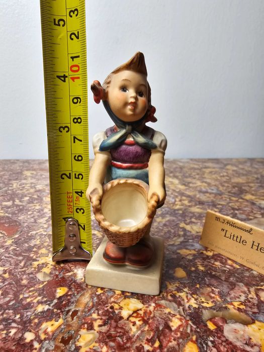 Śliczna Figurka porcelana Goebel Hummel 73 "Little Helper" 11cm Niemcy