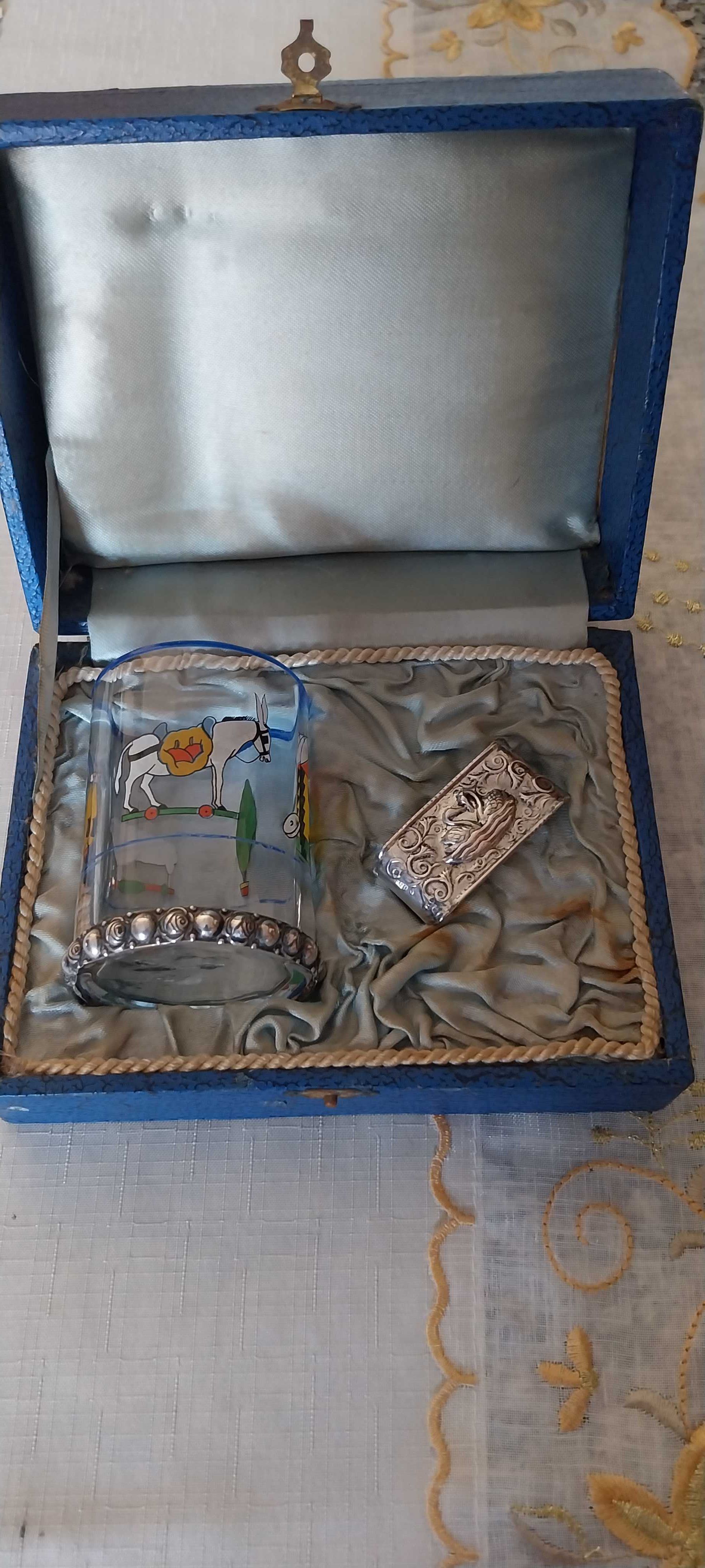 Conjunto de copo e argola de guardanapo em prata
