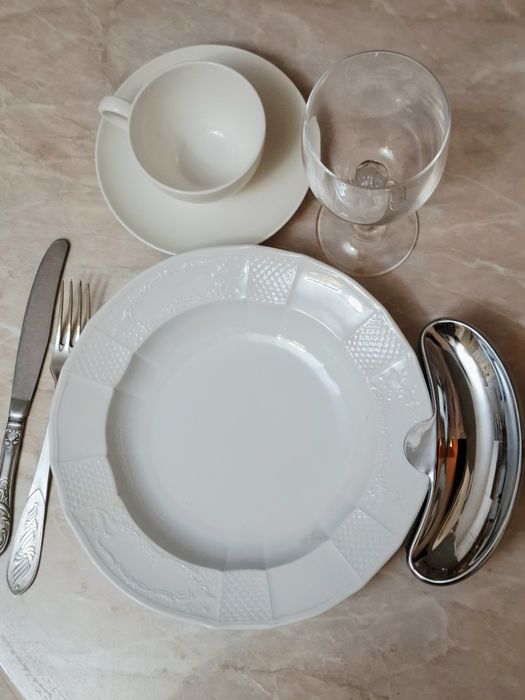 Тарілки полумісяці для кісток , при подачі рибних та м'ясних страв.