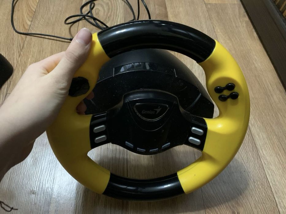 Компьютерный игровой руль Genius