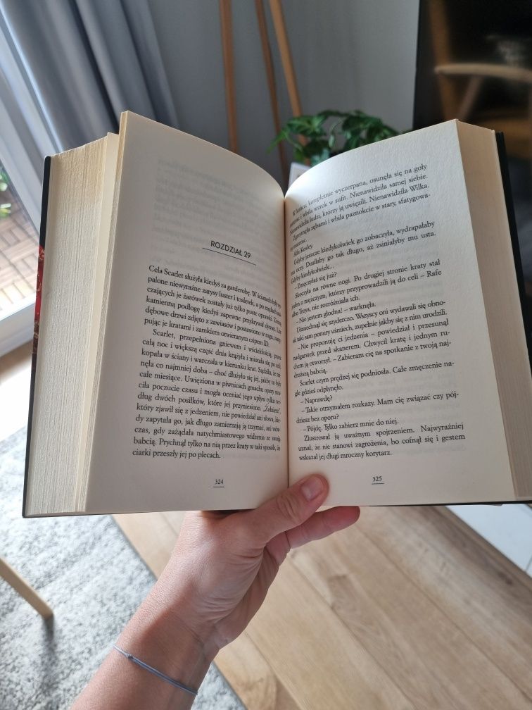 6. Saga księżycowa! Tom 2 pt. Scarlet aut. Marissa Meyer