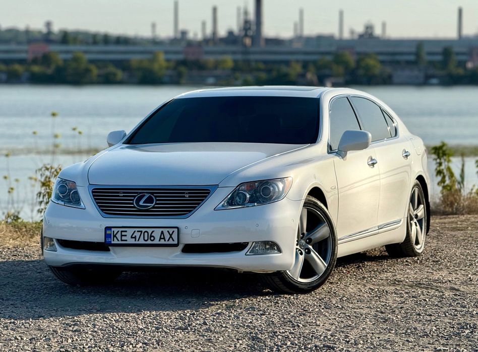 Lexus LS ottoman