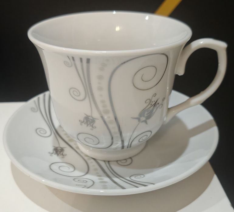 Japońskie porcelanowe filiżanki z talerzykami Yamasen