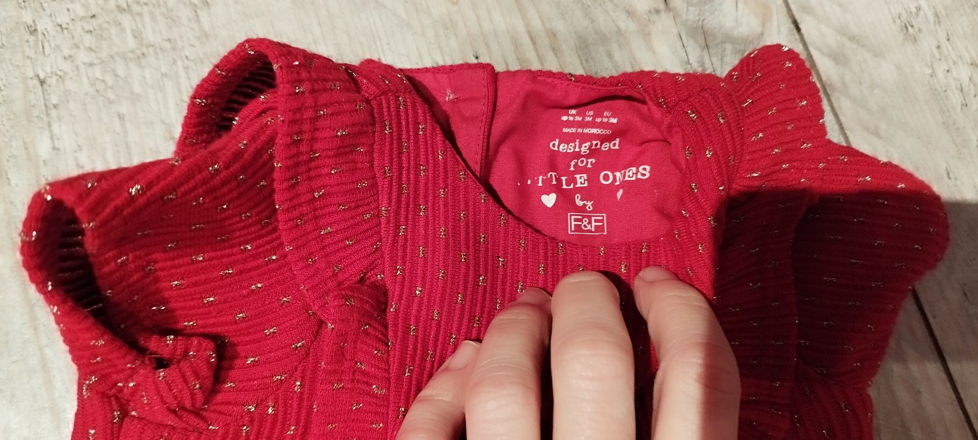 Sukieneczka F&F . 3 miesiące. Czerwona że złota nitka