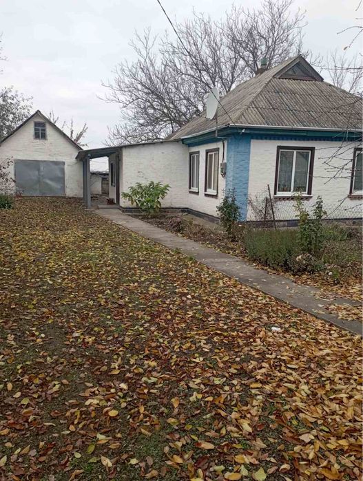 Продам будинок з господарськими будівлями