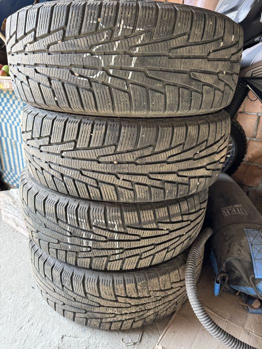 Шини зимові  NOKIAN  225/60 R17 майже нові