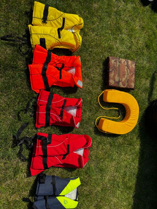 Łódka z włókna szklanego z silnikiem oraz akcesoriami