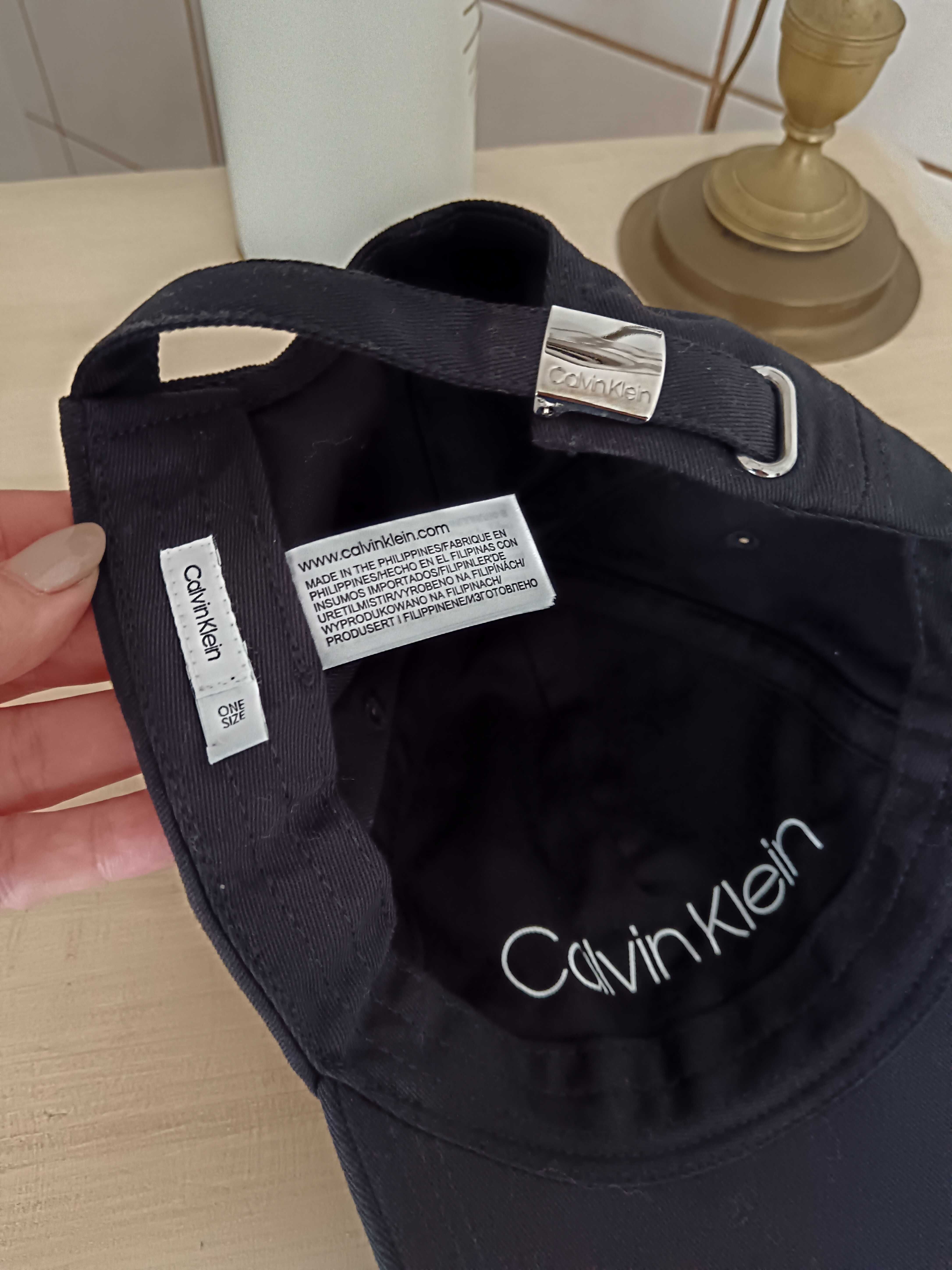 Czapka z daszkiem Calvin Klein czarna złote haftowane logo