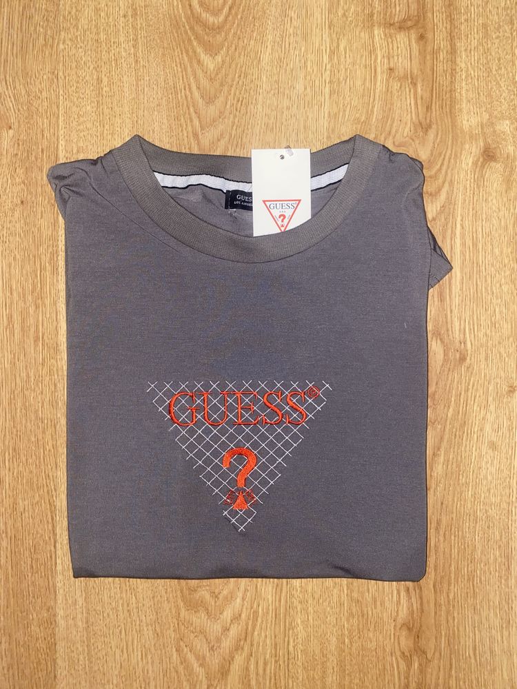 T-shirt GUESS cinzenta