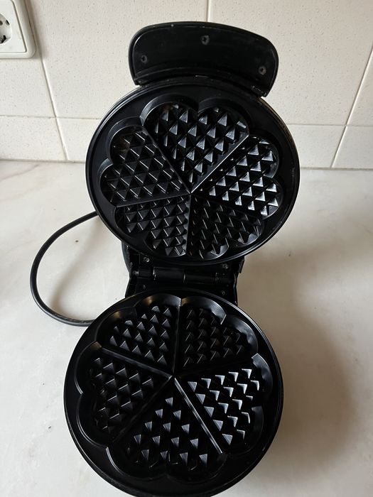 Máquina de fazer waffles em forma de coração