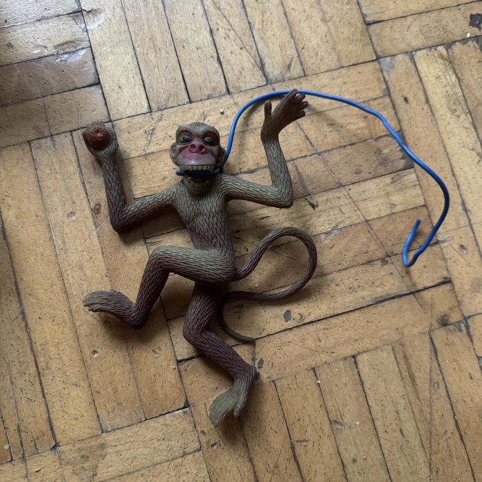 Stara gumowa zabawka prl małpka