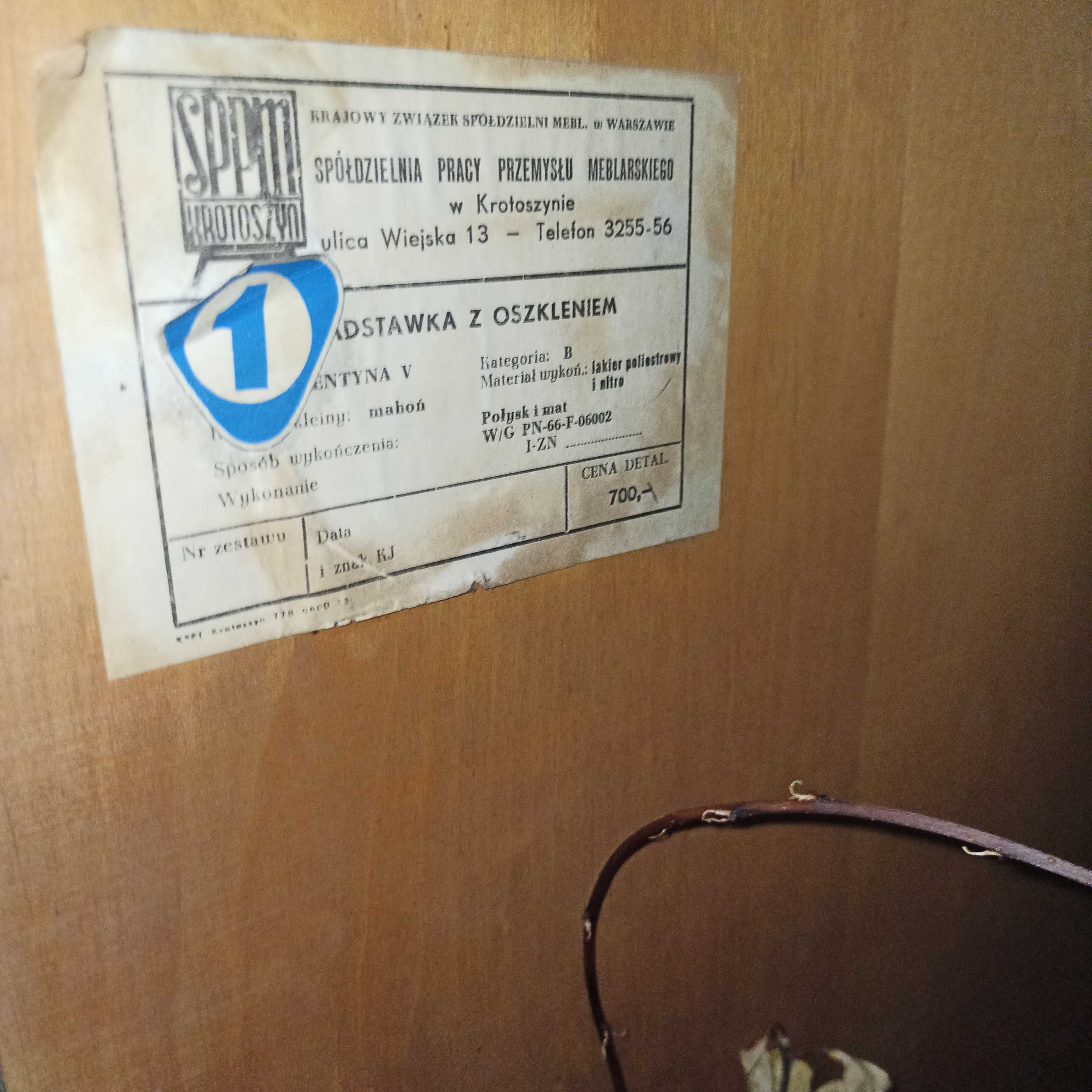 Meble z czasów PRL wysoki połysk. Stół krzesła.