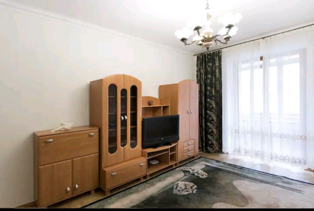 Пл.  Л. Толстого, вул.  Шота Руставелі 10, Гулівер, 2р сталінка, подобово