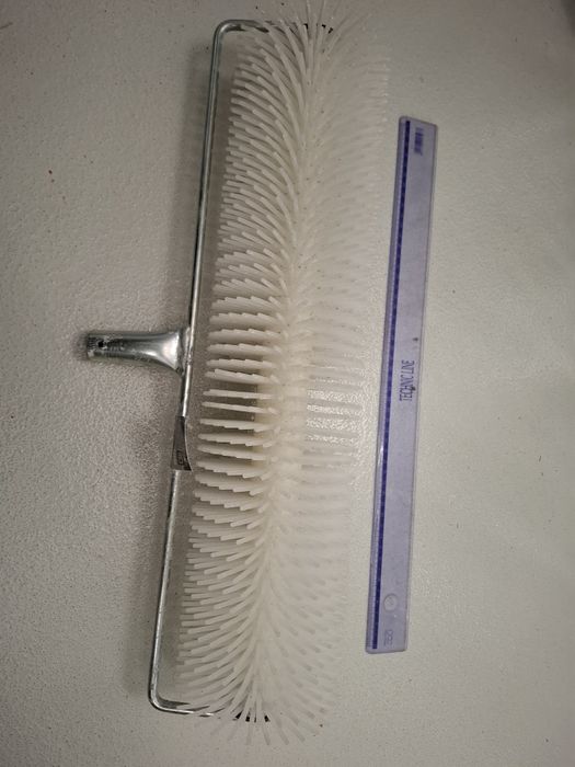 Wałek z kolcami do odpowietrzania wylewki