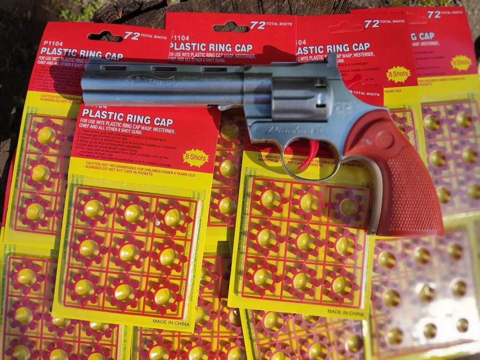 іграшковий револьвер на пістонах в комплекті 10 пачок пістонів