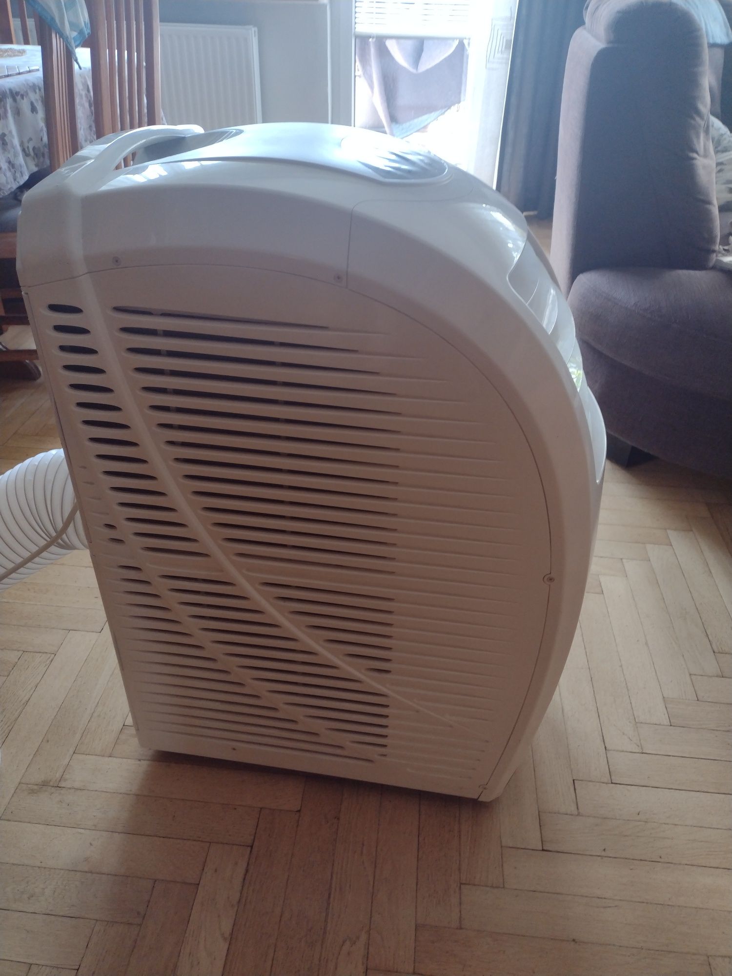 Klimatyzator przenośny na kółkach.