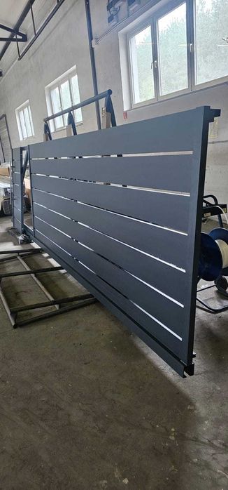 Zestaw ogrodzeniowy: brama przesuwna + furtka, nowoczesna palisada ALU