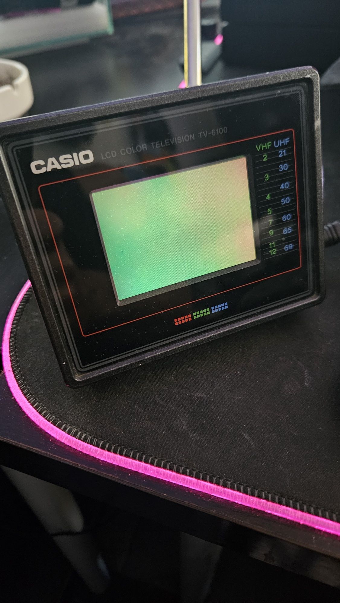 Mini TV Casio TV-6100 com Carregador + Cabo Jack AV