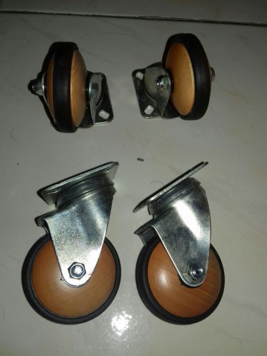 Pés com rodízios