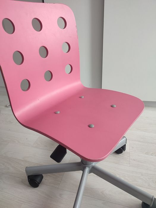 Różowe krzesło obrotowe do biurka