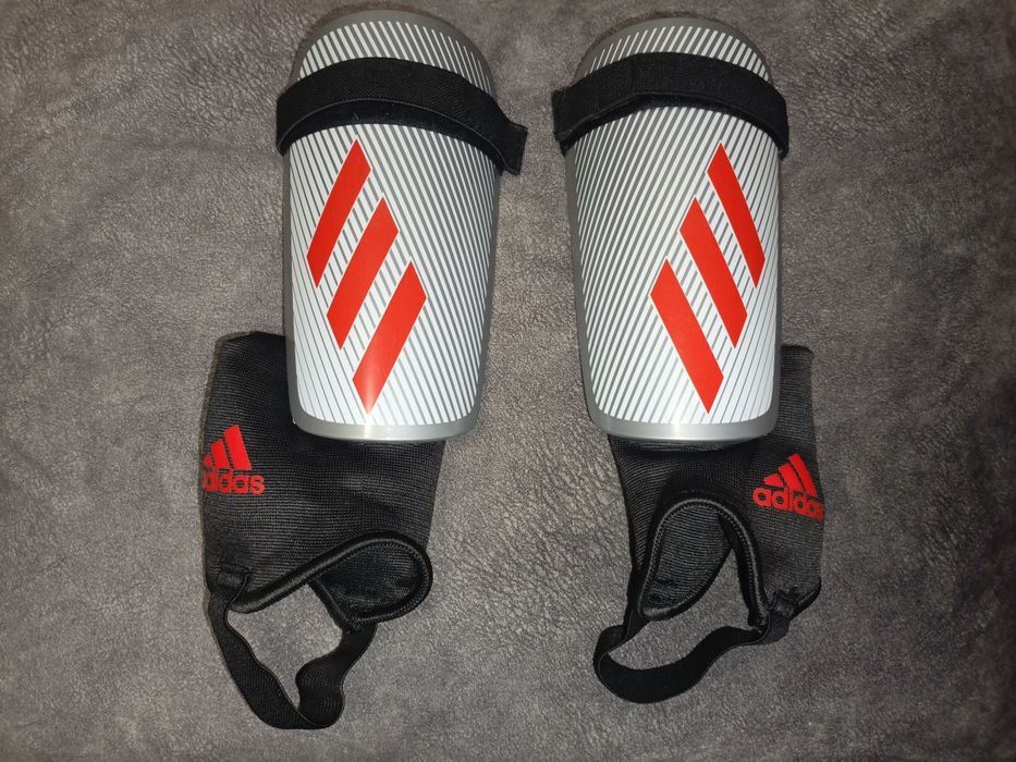 Футбольні щитки Adidas