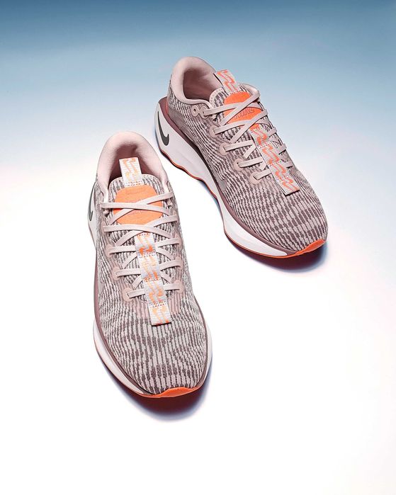 Жіночі кросівки Nike Air Motiva. Оригінал. Розмір 42 - 26.5 см