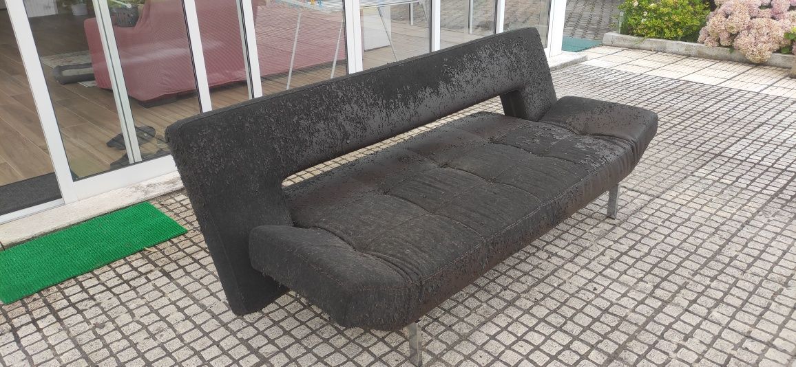 Sofá cama. Necessita de recondicionar a pele (ecopele)