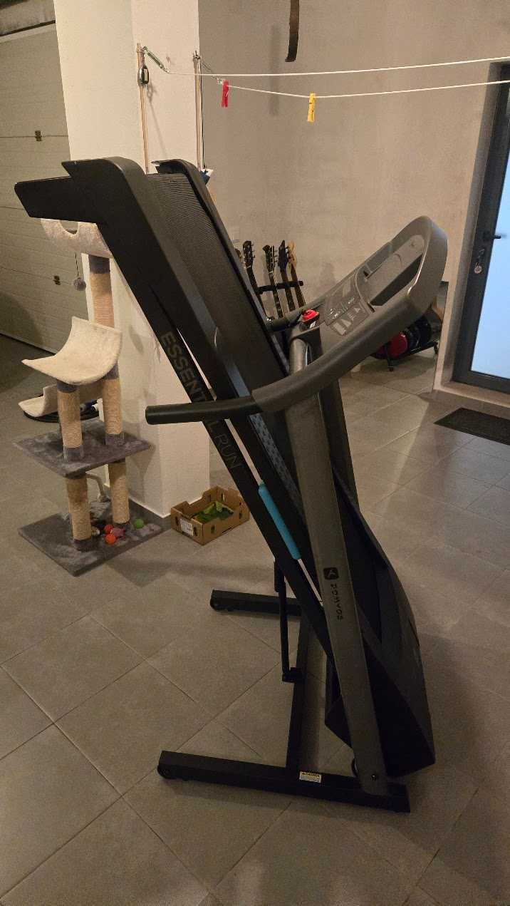 Passadeira de corrida Domyos com oito programas pré-definidos