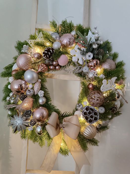 Wianek bożonarodzeniowy 50 cm na drzwi różowo biały Podświetlany