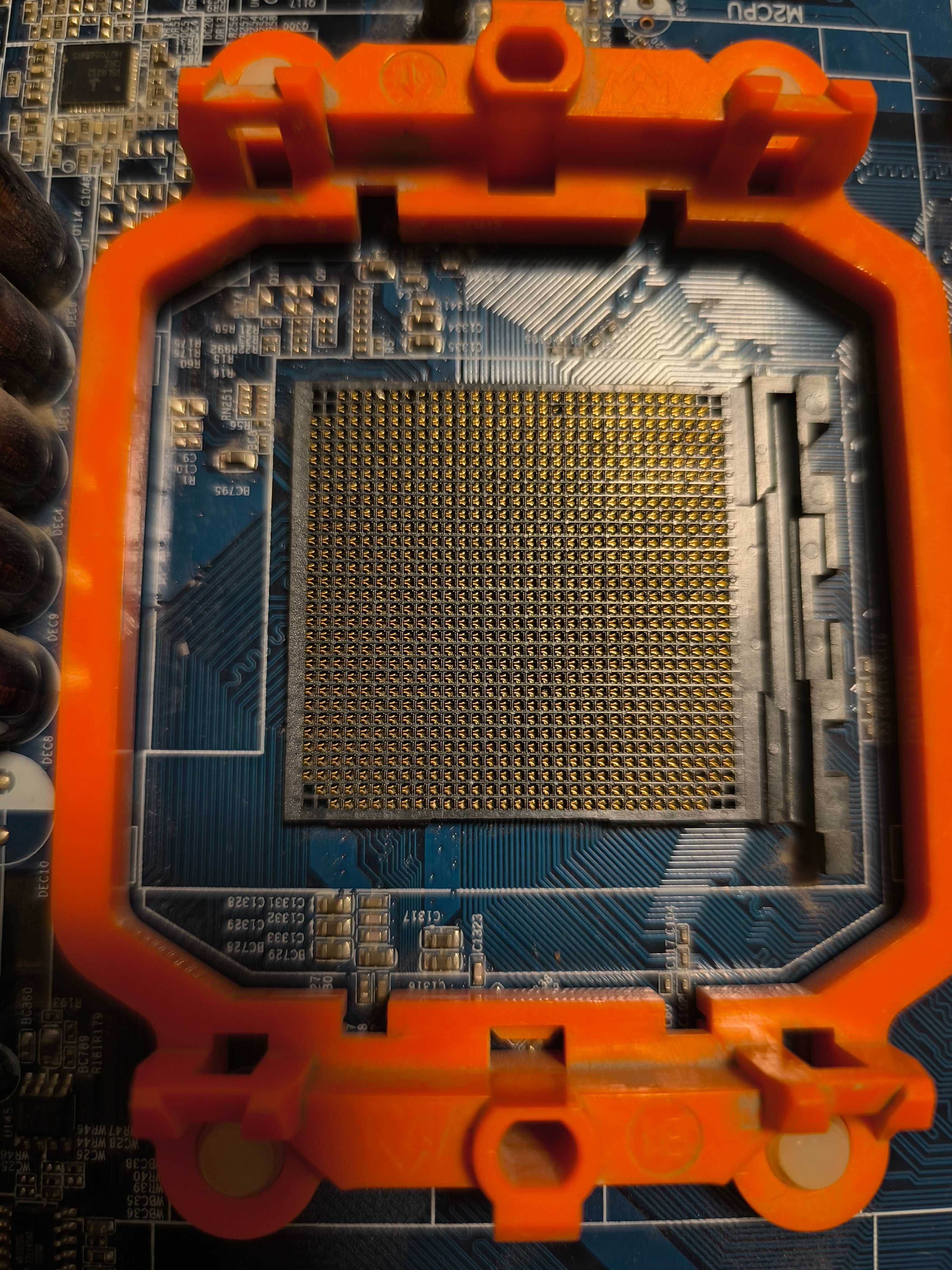 Неробоча материнська плата Gigabyte
