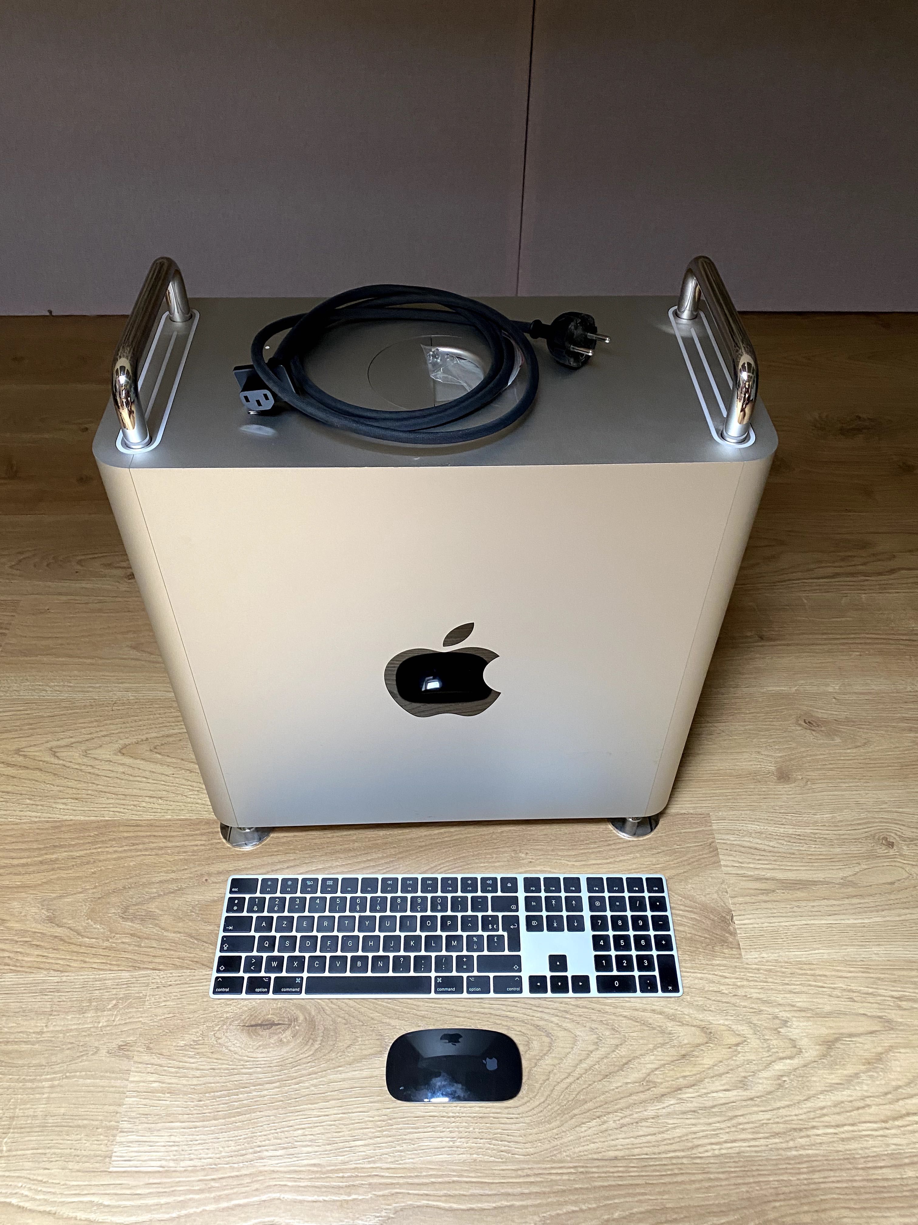 MAC PRO 2019 12 Core 32Go RAM 250Go Drive + 2 x PCIe Sonnet para DDs