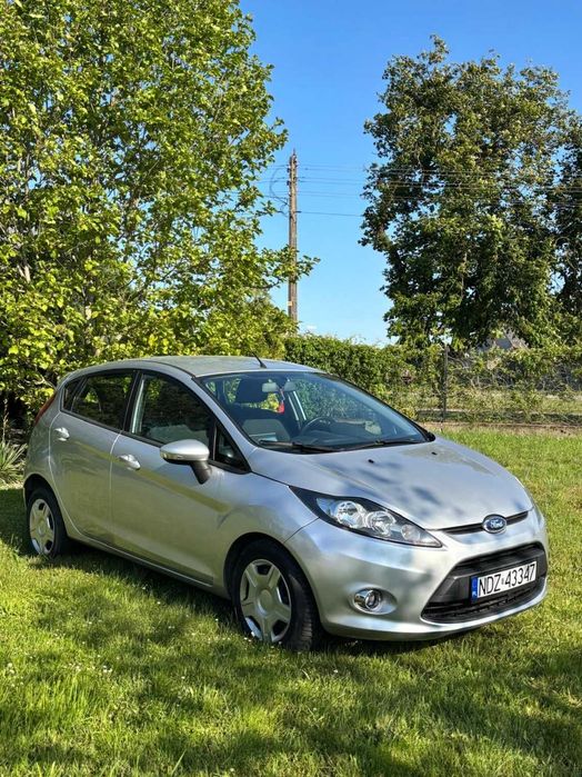 Srebrny Ford Fiesta 2012
